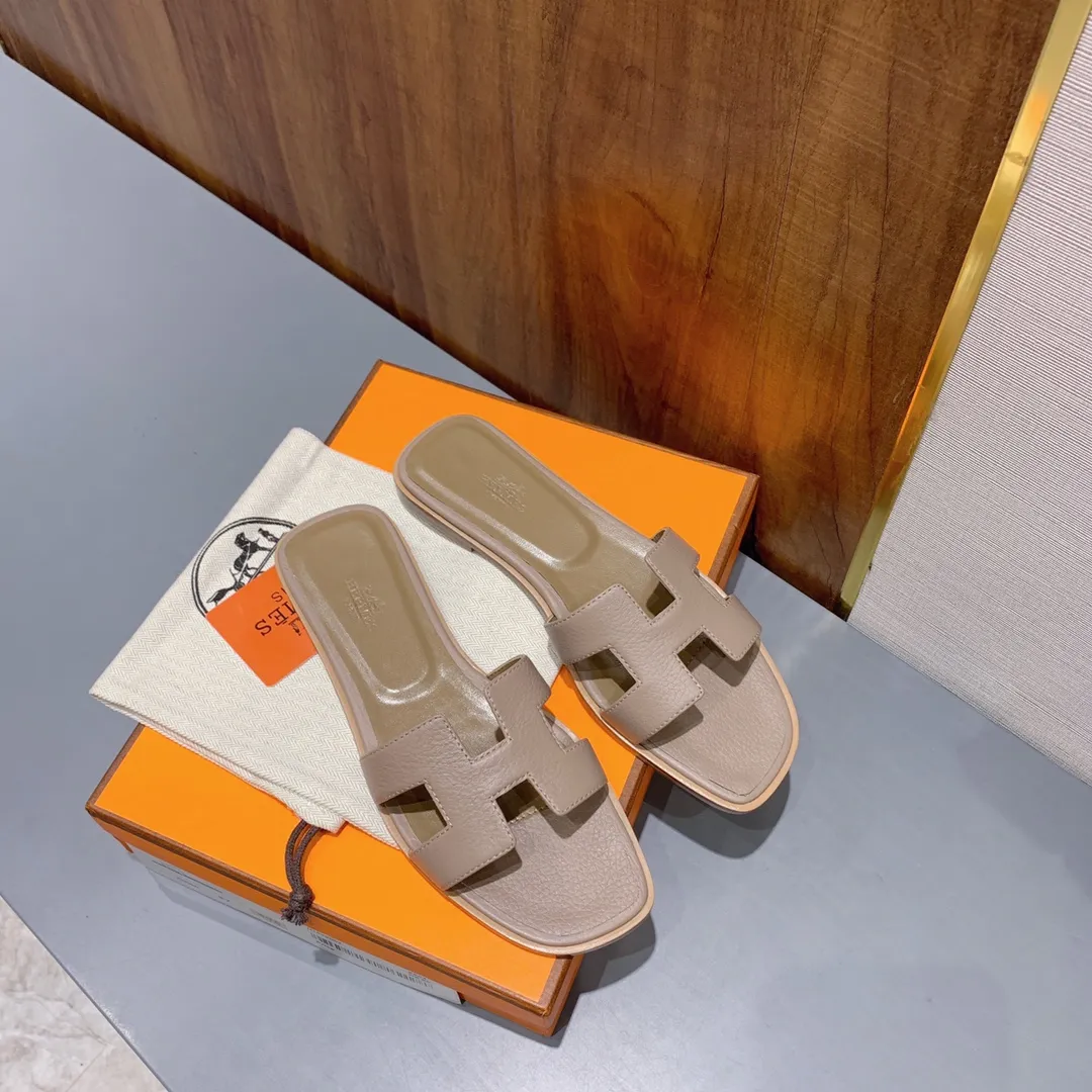 👟👟Ex-factory price 480👟👟 Litchi pattern cowhide series Newly revised version (Hermès) Packaging upgrade, version workmanship and material upgrade Hermes The highest version of handmade shoes in the market Top product Hermès H slippers Flat slippers —————————— The most classic, real handmade shoes, even the number of stitches is the same as the original version, purely handmade by masters The highest version in the industry Italian imported cowhide + original customized Australian sheepskin feet + genuine leather outsole, top exclusive packaging box 35-39 (34.40.41.42 custom-made, non-refundable)